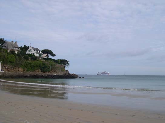  Belle plage, villas bien situées avec vue dégagée sur la mer, ferry au loin